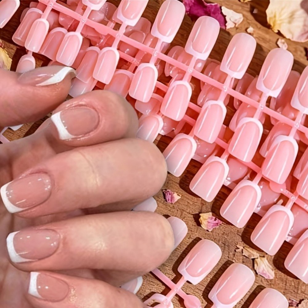 Nail Art Natural - 120 ชิ้น เล็บปลอมทรงสั้นทรงเหลี่ยมแบบเฟรนช์ทิป สีชมพูนู้ดธรรมชาติ ฐานสีขาวน้ำนม เคลือบเงา