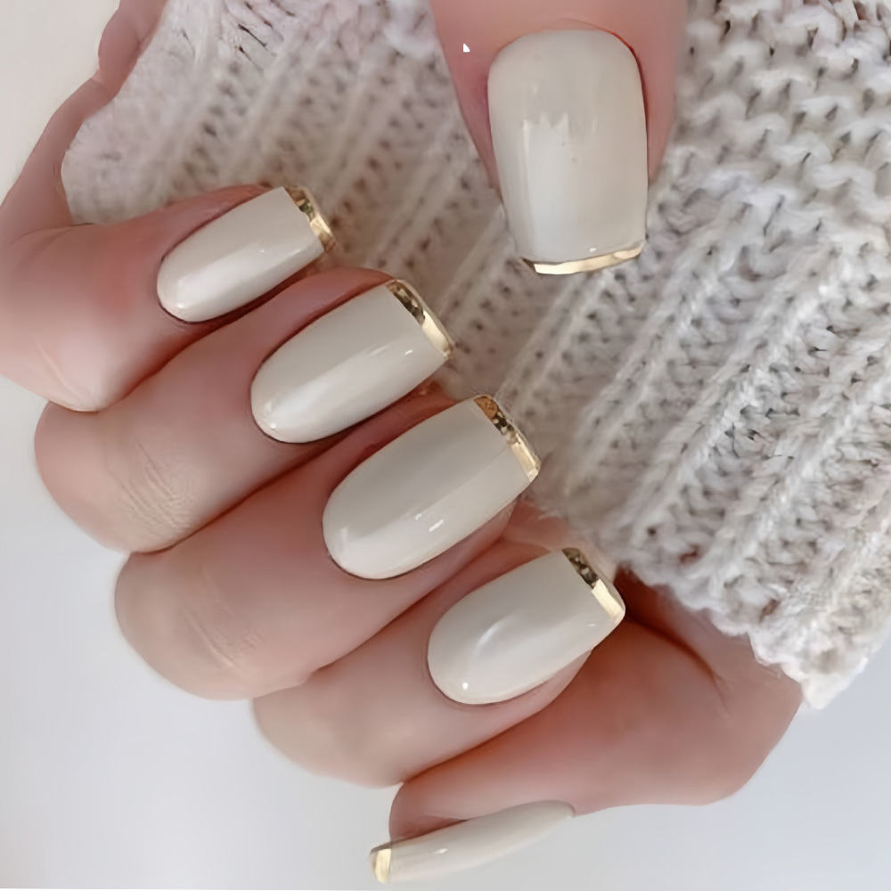 Nail Art Overlay - เล็บปลอมขนาดกลางสำหรับผู้หญิง สีเบจครีมมี่ขาว ทรงเหลี่ยม พร้อมแถบขอบสีทอง สไตล์ฝรั่งเศส กดติดง่าย